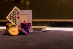 Casino stůl s kartami a žetony jako ilustrační obrázek k článku o house edge a RTP